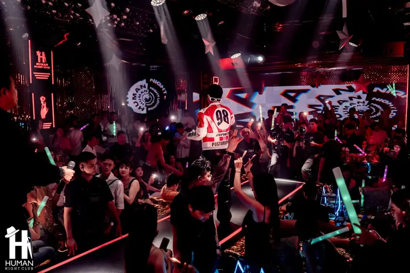 Sân khấu chính và biển LED HUMAN NIGHT CLUB trong đêm nhạc tại Human Club Bình Dương