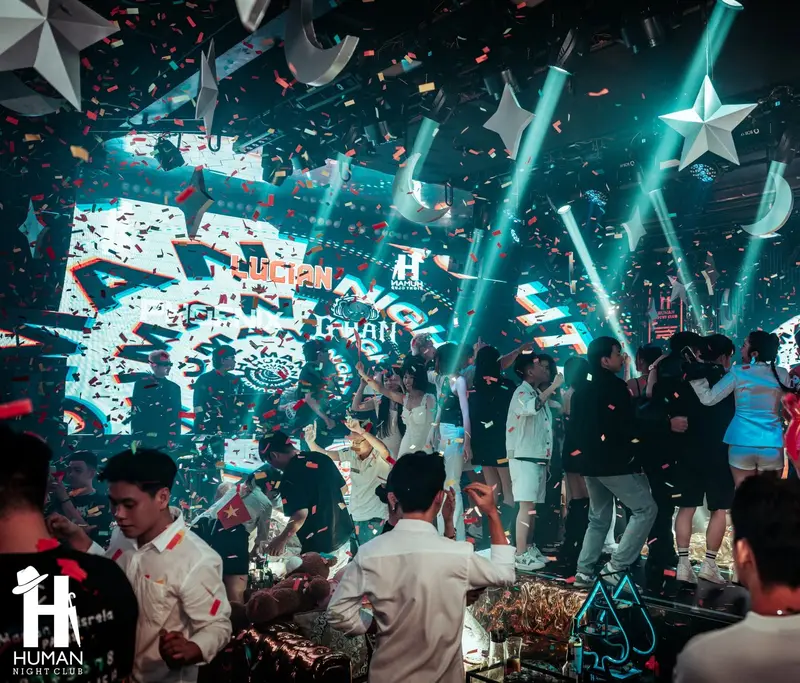 Đêm nhạc khách mời với màn LED và tia sáng quét kín sàn Human Club