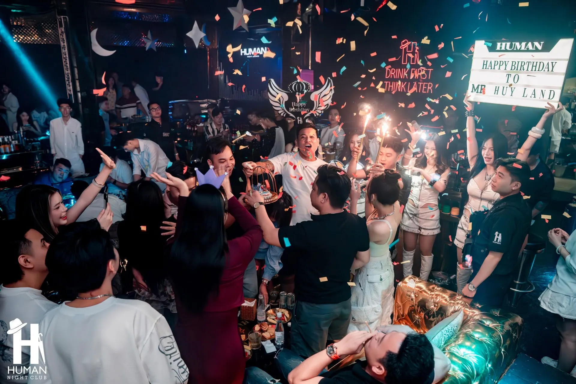 Tiệc sinh nhật khách với pháo giấy và nến sáng tại Human Club Bình Dương